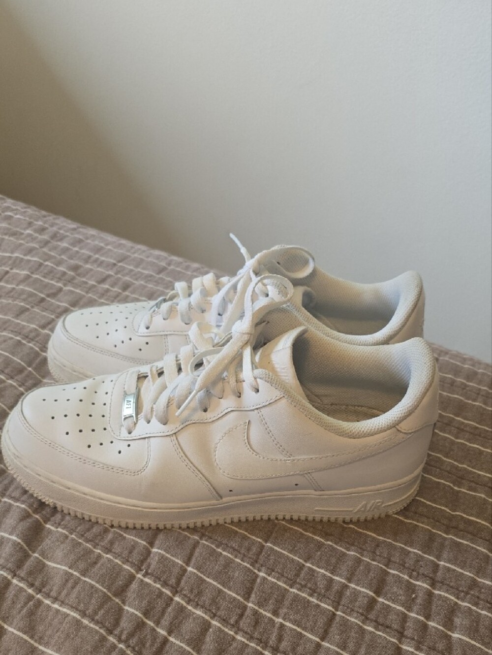 Nike AF1 Mens All White Low-Top Leather Sneakers - Picture 4 of 4